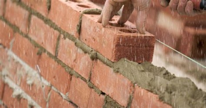 can you lay bricks in the rain