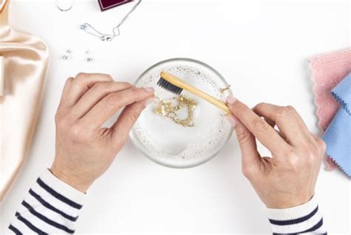 can you use vinegar to clean.jewelry