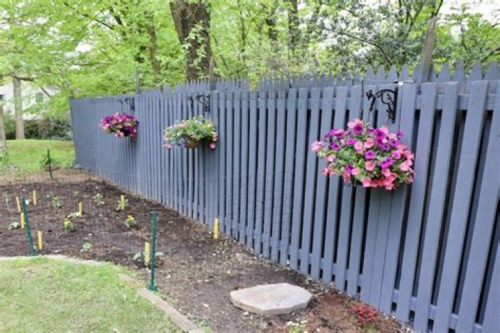 how much paint for fence