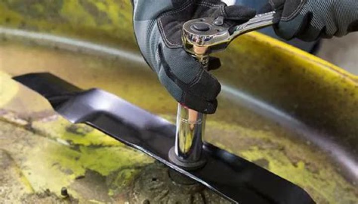 how tight should lawn mower blades be