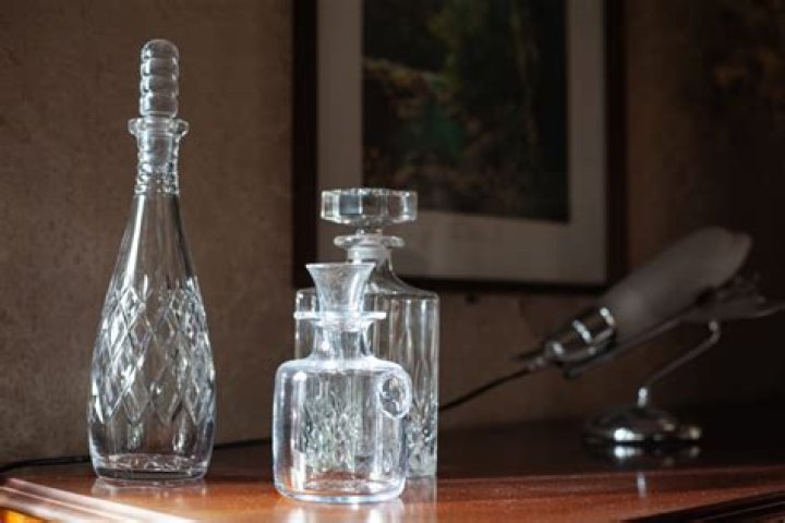 how to identify a vintage decanter
