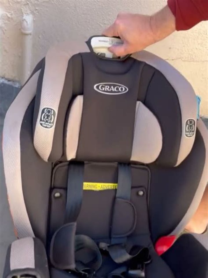 how to remove graco car seat straps