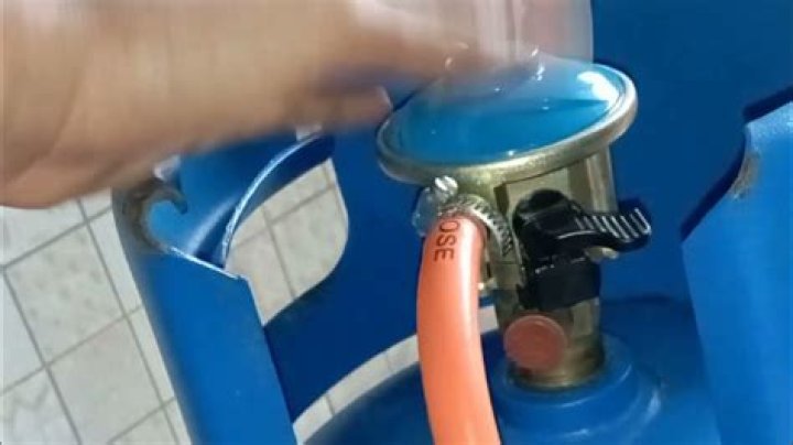 how to remove regulator from propane gas cylinder