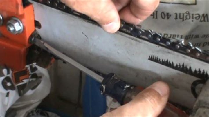 how to tighten chainsaw chain