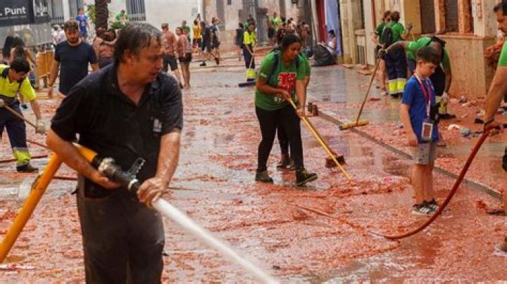 la tomatina clean up