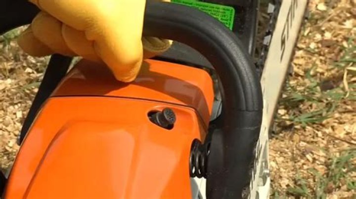 starting a stihl chainsaw