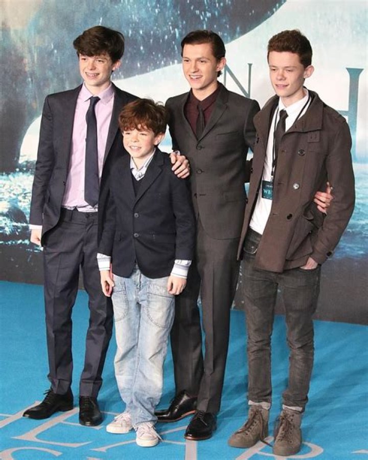 tom hollands twin brothers