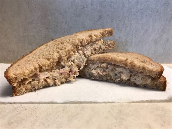 tuna sandwich calories