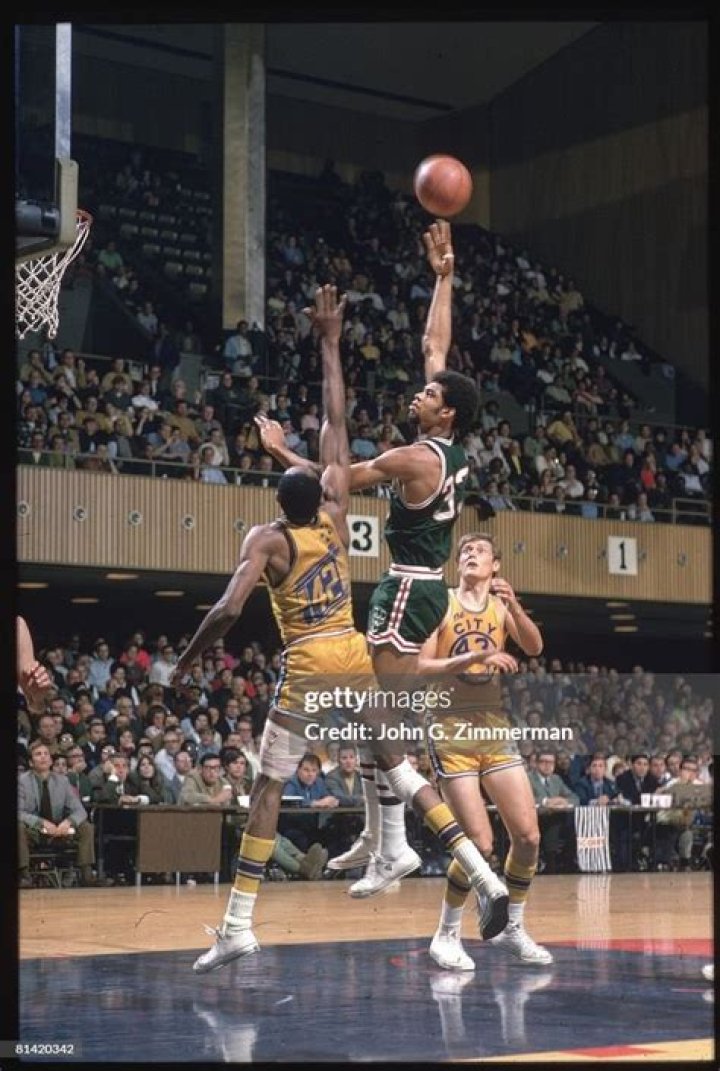 when did lew alcindor change his name
