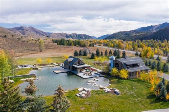 where does clint eastwood live
