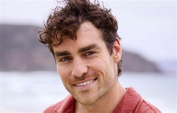 who is roo’s mom in home and away