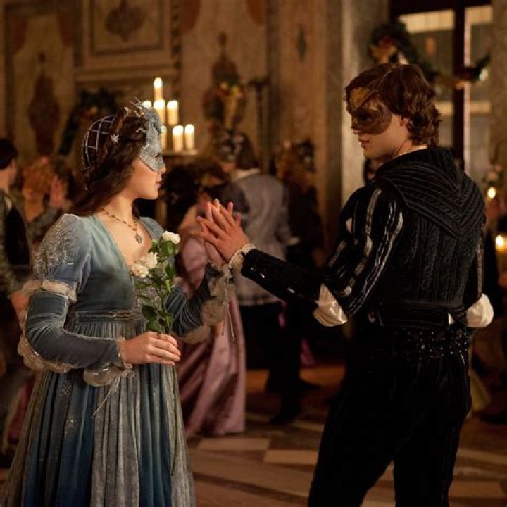 who secretly marries romeo and juliet